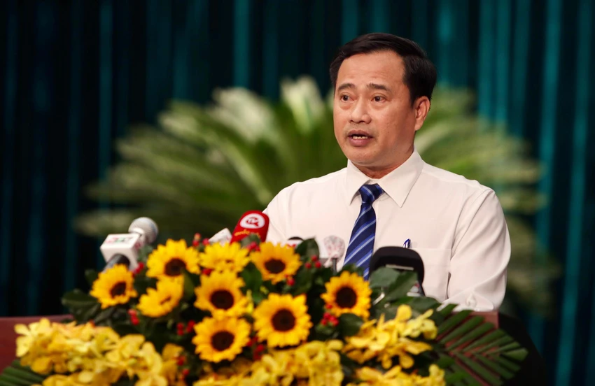 Chánh án TAND TP.HCM Lê Thanh Phong báo cáo tại kỳ họp. Ảnh: NGUYỆT NHI