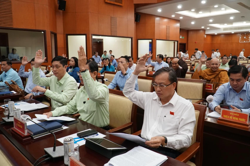 Các đại biểu biểu quyết thông qua các tờ trình tại kỳ họp HĐND TP. Ảnh: BẢO PHƯƠNG Các đại biểu biểu quyết thông qua các tờ trình tại kỳ họp HĐND TP. Ảnh: BẢO PHƯƠNG