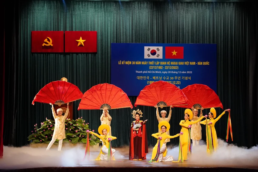 Nhiều tiết mục văn nghệ đặc sắc tại lễ kỷ niệm. Ảnh: BẢO PHƯƠNG Nhiều tiết mục văn nghệ đặc sắc tại lễ kỷ niệm. Ảnh: BẢO PHƯƠNG