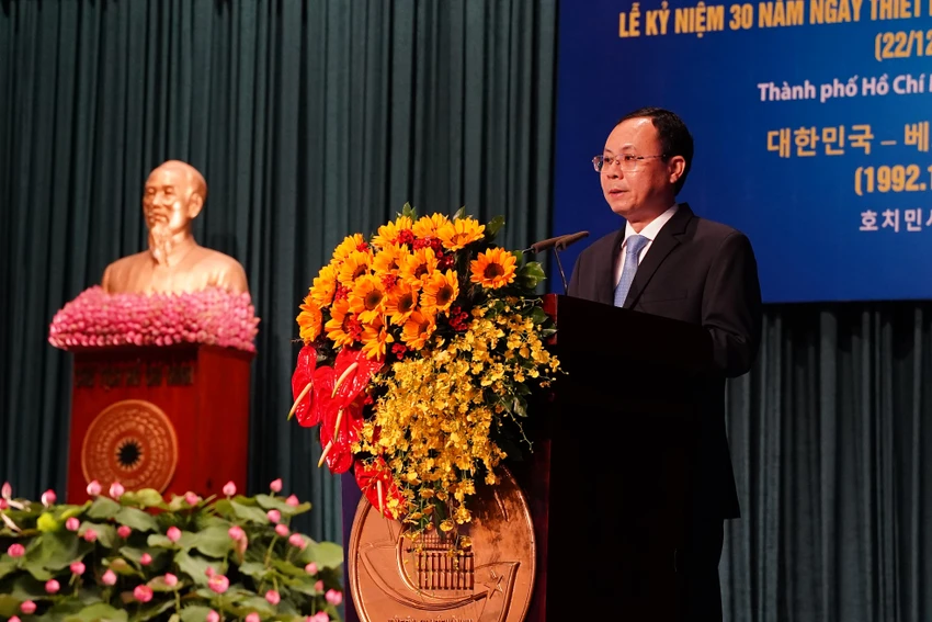 Phó Bí thư Thành ủy TP.HCM Nguyễn Văn Hiếu phát biểu tại Lễ kỷ niệm 30 năm ngày thiết lập quan hệ ngoại giao giữa Việt Nam - Hàn Quốc. Ảnh: BẢO PHƯƠNG Phó Bí thư Thành ủy TP.HCM Nguyễn Văn Hiếu phát biểu tại Lễ kỷ niệm 30 năm ngày thiết lập quan hệ ngoại giao giữa Việt Nam - Hàn Quốc. Ảnh: BẢO PHƯƠNG