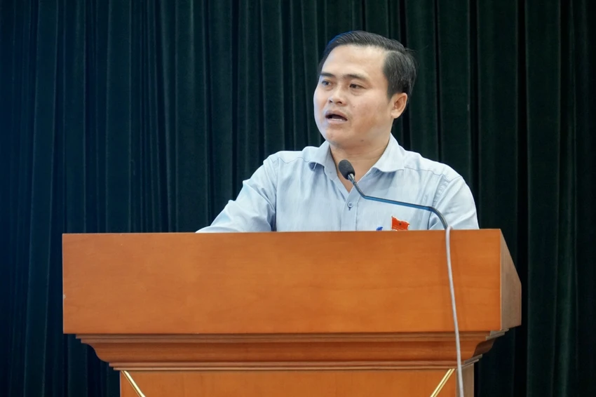 Ông Cao Thanh Bình, Trưởng Ban Văn hóa xã hội HĐND TP.HCM trả lời cử tri tại buổi tiếp xúc. Ảnh: BẢO PHƯƠNG