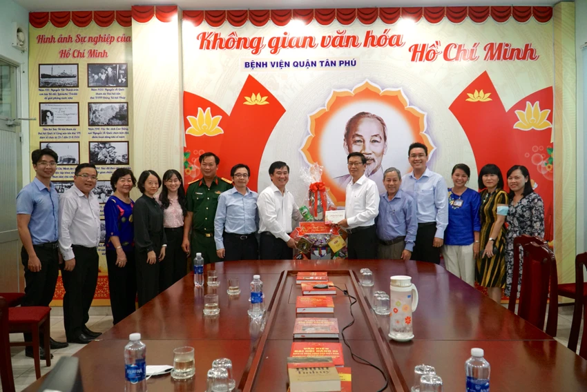 Ông Huỳnh Văn Hạnh cho biết TP.HCM ghi nhận và đánh giá cao các hoạt động của bệnh viện quận Tân Phú (TP.HCM) trong năm qua đồng thời gửi lời chúc sức khỏe đến cán bộ y tế. Ảnh: BẢO PHƯƠNG Ông Huỳnh Văn Hạnh cho biết TP.HCM ghi nhận và đánh giá cao các hoạt động của bệnh viện quận Tân Phú (TP.HCM) trong năm qua đồng thời gửi lời chúc sức khỏe đến cán bộ y tế. Ảnh: BẢO PHƯƠNG