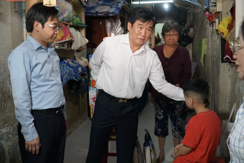 Sau đó đoàn đến thăm và gửi quà hỗ trợ Tết cho em Nguyễn Lý Tuyết Nhi, trẻ mồ côi do COVID-19. Ảnh: BẢO PHƯƠNG Sau đó đoàn đến thăm và gửi quà hỗ trợ Tết cho em Nguyễn Lý Tuyết Nhi, trẻ mồ côi do COVID-19. Ảnh: BẢO PHƯƠNG