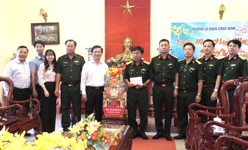 Đoàn đại biểu đến thăm và chúc Tết trường Sỹ quan Công binh (tỉnh Bình Dương). Ảnh: HỮU ĐĂNG Đoàn đại biểu đến thăm và chúc Tết trường Sỹ quan Công binh (tỉnh Bình Dương). Ảnh: HỮU ĐĂNG