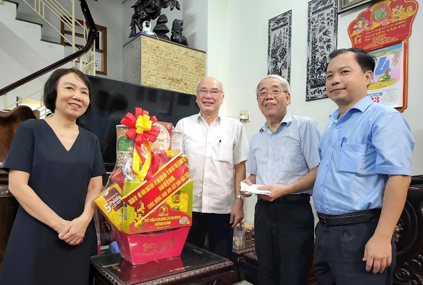 Trưởng Ban Tuyên giáo Thành ủy TP.HCM Phan Nguyễn Như Khuê đến thăm và chúc Tết gia đình ông Phạm Gia Hoàng, người có công. Ảnh: Thanhuytphcm