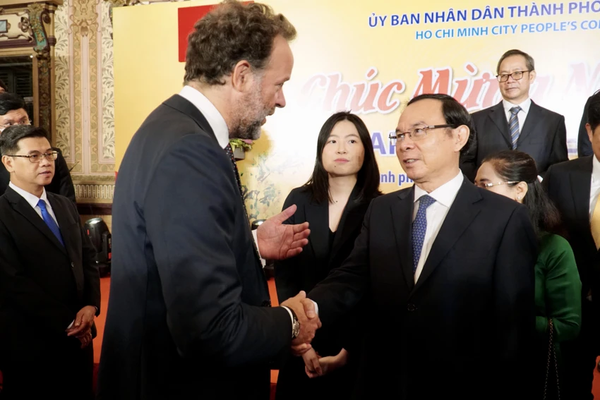 Bí thư Thành ủy TP.HCM Nguyễn Văn Nên trao đổi với đại diện các cơ quan nước ngoài tại TP.HCM. Ảnh: BẢO PHƯƠNG Bí thư Thành ủy TP.HCM Nguyễn Văn Nên trao đổi với đại diện các cơ quan nước ngoài tại TP.HCM. Ảnh: BẢO PHƯƠNG