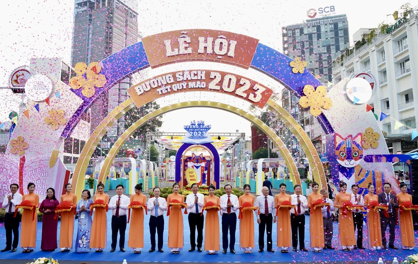 Lãnh đạo TP.HCM cắt băng khai mạc chương trình. Ảnh: BẢO PHƯƠNG Lãnh đạo TP.HCM cắt băng khai mạc chương trình. Ảnh: BẢO PHƯƠNG