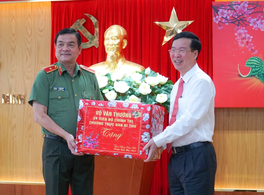 Thường trực Ban Bí thư Võ Văn Thưởng trao quà Tết cho Công an TP.HCM. Ảnh: BẢO PHƯƠNG Thường trực Ban Bí thư Võ Văn Thưởng trao quà Tết cho Công an TP.HCM. Ảnh: BẢO PHƯƠNG