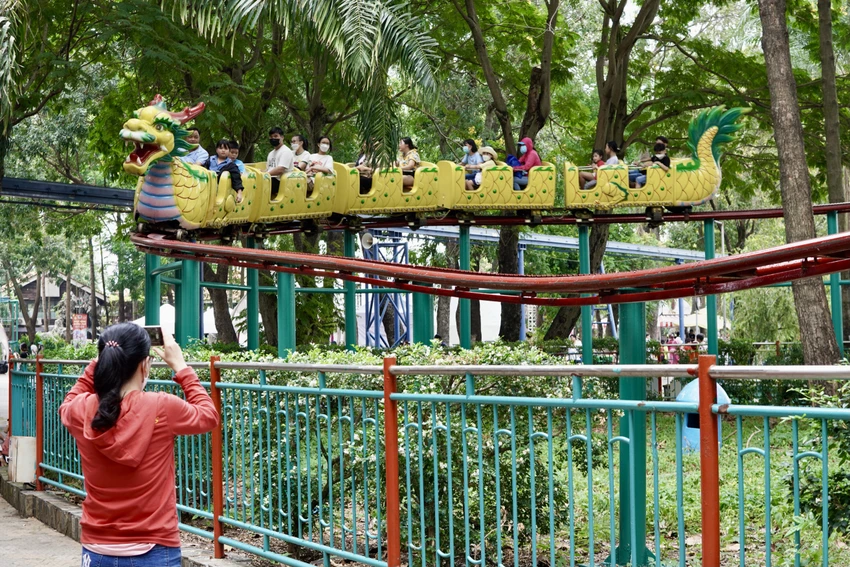 Ngoài Thảo Cầm Viên, nhiều gia đình cũng tranh thủ săn vé giảm giá ở công viên Đầm Sen đến du xuân dịp Tết. Ảnh: BẢO PHƯƠNG Ngoài Thảo Cầm Viên, nhiều gia đình cũng tranh thủ săn vé giảm giá ở công viên Đầm Sen đến du xuân dịp Tết. Ảnh: BẢO PHƯƠNG