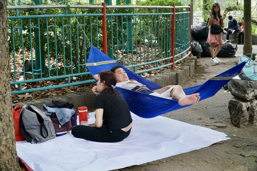 Ngoài bạt, nhiều người mang theo võng để ngủ trưa, tránh nóng. Ảnh: BẢO PHƯƠNG Ngoài bạt, nhiều người mang theo võng để ngủ trưa, tránh nóng. Ảnh: BẢO PHƯƠNG