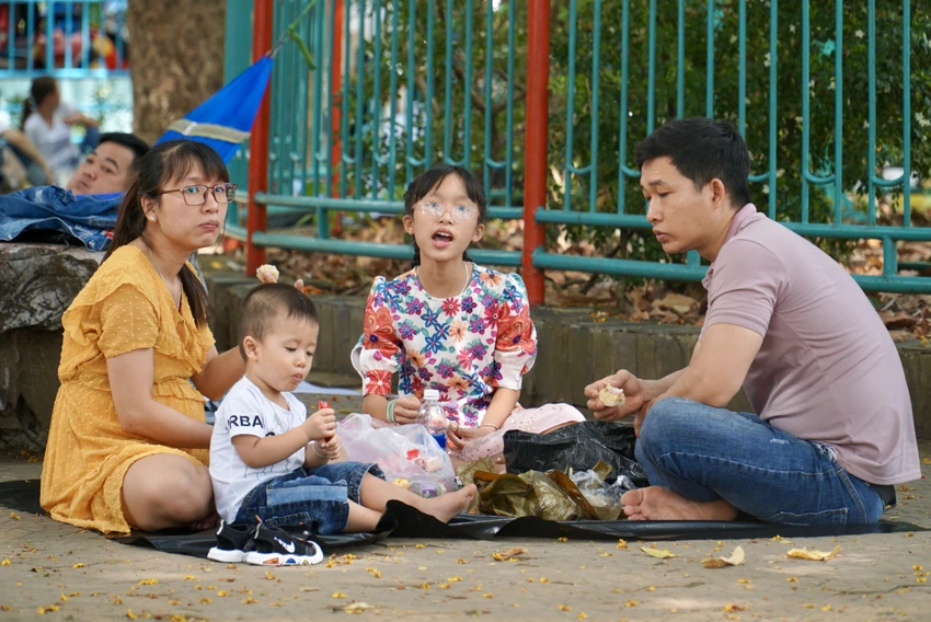 Chị Nguyễn Thị Kim Nguyệt (ngụ quận Bình Thạnh, TP.HCM) cho biết gia đình chị ngại dịp Tết các khu du lịch nghỉ dưỡng như Vũng Tàu, Đà Lạt,... đông người, kẹt xe nên quyết định chọn Đầm Sen ngay trung tâm TP cho các con vui chơi. "Ở đây gần nhà và có nhiều trò chơi nên các bé nhà tôi thích lắm. Những dịp lễ gia đình tôi cũng hay đến đây chơi, tôi thấy năm nay Đầm Sen vắng hơn mọi năm", chị Nguyệt chia sẻ. Ảnh: BẢO PHƯƠNG Chị Nguyễn Thị Kim Nguyệt (ngụ quận Bình Thạnh, TP.HCM) cho biết gia đình chị ngại dịp Tết các khu du lịch nghỉ dưỡng như Vũng Tàu, Đà Lạt,... đông người, kẹt xe nên quyết định chọn Đầm Sen ngay trung tâm TP cho các con vui chơi. "Ở đây gần nhà và có nhiều trò chơi nên các bé nhà tôi thích lắm. Những dịp lễ gia đình tôi cũng hay đến đây chơi, tôi thấy năm nay Đầm Sen vắng hơn mọi năm", chị Nguyệt chia sẻ. Ảnh: BẢO PHƯƠNG