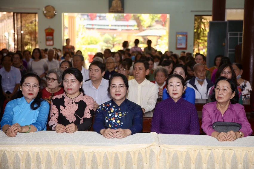 Các đại biểu tham dự lễ tưởng niệm cán bộ, chiến sĩ Ban Phụ vận Sài Gòn - Gia Định hy sinh và từ trần. Ảnh: N.B