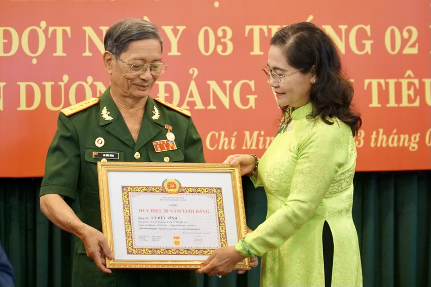 Chủ tịch HĐND TP.HCM Nguyễn Thị Lệ trao Huy hiệu 50 năm tuổi Đảng cho ông Lã Hữu Vĩnh. Ảnh: BẢO PHƯƠNG Chủ tịch HĐND TP.HCM Nguyễn Thị Lệ trao Huy hiệu 50 năm tuổi Đảng cho ông Lã Hữu Vĩnh. Ảnh: BẢO PHƯƠNG