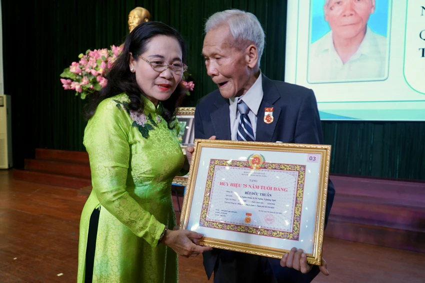 Chủ tịch HĐND TP.HCM Nguyễn Thị Lệ trao tặng huy hiệu 75 năm tuổi Đảng cho ông Bùi Đức Thuần. Ảnh: BẢO PHƯƠNG Chủ tịch HĐND TP.HCM Nguyễn Thị Lệ trao tặng huy hiệu 75 năm tuổi Đảng cho ông Bùi Đức Thuần. Ảnh: BẢO PHƯƠNG