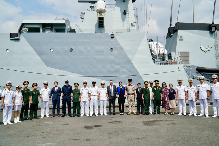 Tàu Hải quân Anh HMS Spey cập cảng TP.HCM chiều 7-2. Ảnh: BẢO PHƯƠNG Tàu Hải quân Anh HMS Spey cập cảng TP.HCM chiều 7-2. Ảnh: BẢO PHƯƠNG