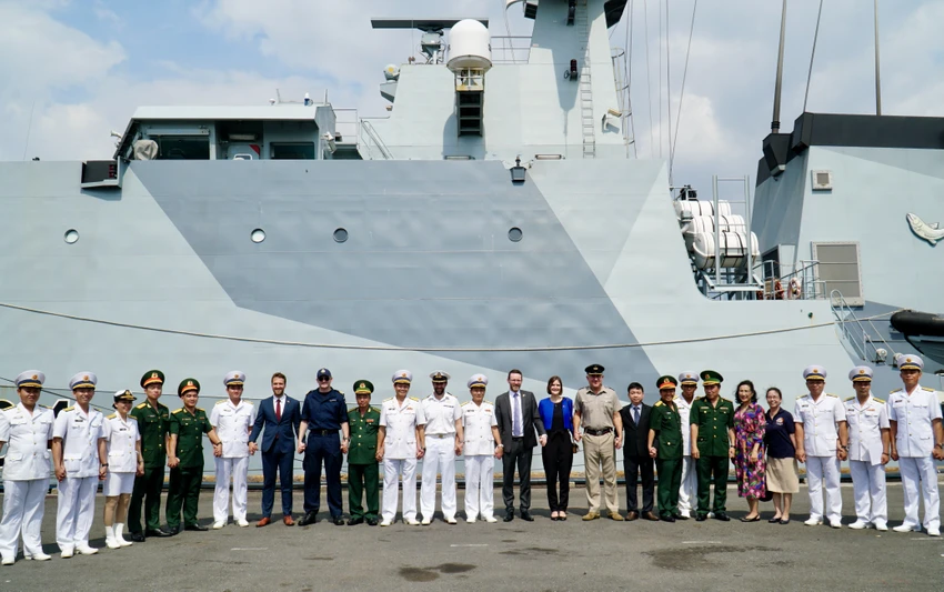 Phái đoàn Anh và Việt Nam chụp ảnh lưu niệm trước tàu HMS Spey. Ảnh: BẢO PHƯƠNG