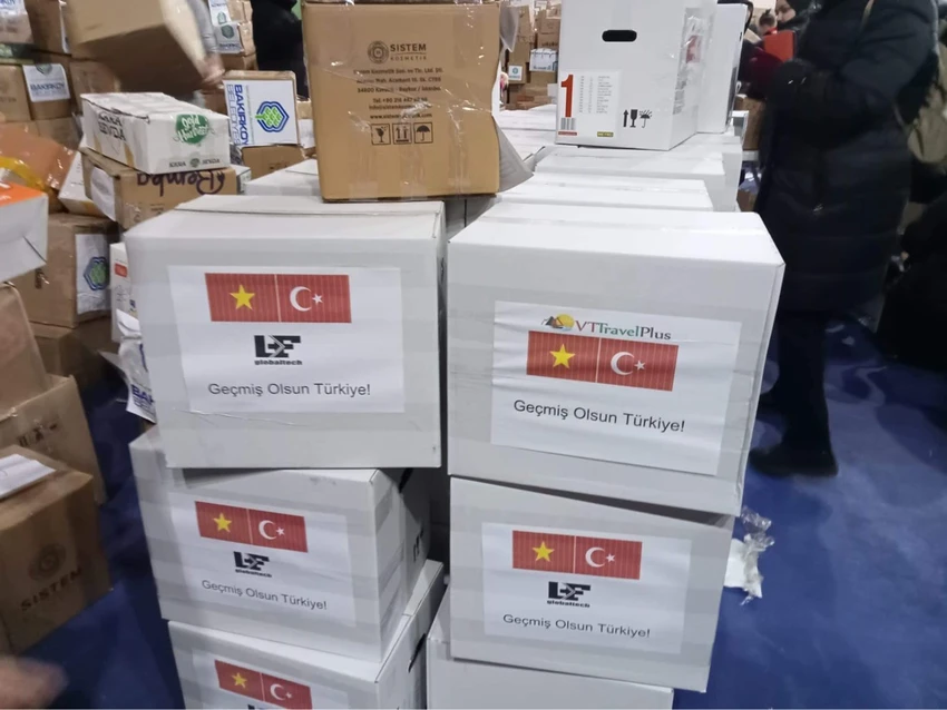 Những thùng hàng được dán hình 2 lá quốc kỳ cùng dòng chữ "Sớm khỏe nhé, Thổ Nhĩ Kỳ!". Ảnh: NVCC Những thùng hàng được dán hình 2 lá quốc kỳ cùng dòng chữ "Sớm khỏe nhé, Thổ Nhĩ Kỳ!". Ảnh: NVCC