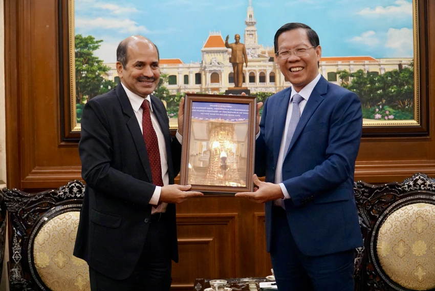Chủ tịch UBND TP.HCM Phan Văn Mãi tặng quà lưu niệm cho ông Sandeep Arya. Ảnh: BẢO PHƯƠNG Chủ tịch UBND TP.HCM Phan Văn Mãi tặng quà lưu niệm cho ông Sandeep Arya. Ảnh: BẢO PHƯƠNG