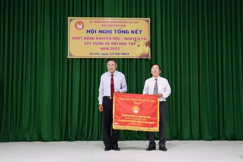 Hội Khuyến học huyện Củ Chi nhận cờ thi đua xuất sắc của Trung ương Hội khuyến học Việt Nam. Ảnh: Q.S Hội Khuyến học huyện Củ Chi nhận cờ thi đua xuất sắc của Trung ương Hội khuyến học Việt Nam. Ảnh: Q.S