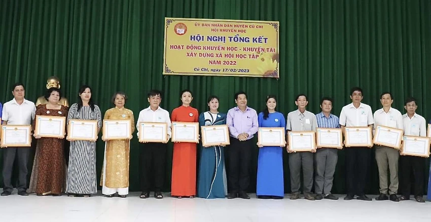 Các cá nhân tiêu biểu trong công tác khuyến học trên địa bàn huyện Củ Chi nhận bằng khen của Hội khuyến học huyện Củ Chi. Ảnh: Q.S Các cá nhân tiêu biểu trong công tác khuyến học trên địa bàn huyện Củ Chi nhận bằng khen của Hội khuyến học huyện Củ Chi. Ảnh: Q.S