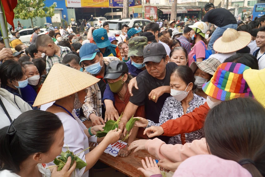 Mỗi người dân khi đến tham gia sẽ được phát 7 - 10 lá bồ đề, mỗi lá tương ứng với mỗi món đồ được trao đổi. Ảnh: PHƯƠNG ĐẶNG Mỗi người dân khi đến tham gia sẽ được phát 7 - 10 lá bồ đề, mỗi lá tương ứng với mỗi món đồ được trao đổi. Ảnh: PHƯƠNG ĐẶNG