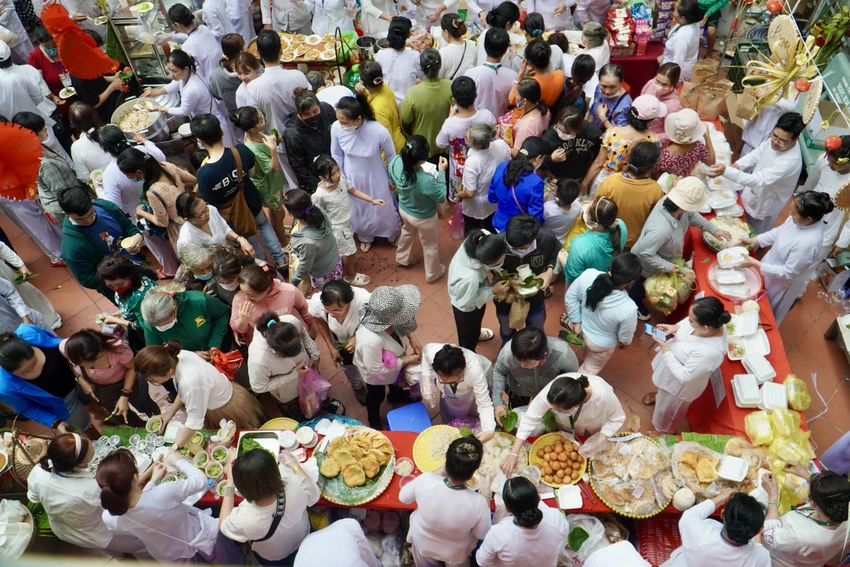 Phiên chợ có khoảng 70 gian hàng với gần 20.000 phần nhu yếu phẩm gồm: gạo, nước tương, mì,… Ảnh: PHƯƠNG ĐẶNG Phiên chợ có khoảng 70 gian hàng với gần 20.000 phần nhu yếu phẩm gồm: gạo, nước tương, mì,… Ảnh: PHƯƠNG ĐẶNG