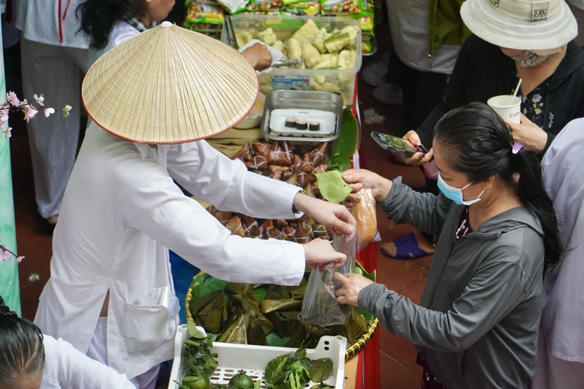 Lần đầu tiên tham gia phiên chợ đặc biệt, bà Nguyễn Thị Thơm (quận 5, TP.HCM) hào hứng khoe vừa đổi được nhiều nhiều phần chè, bánh, trái cây mang về. “Tôi thấy việc lấy lá làm tiền rất lạ, lần đầu tiên tôi biết đến có phiên chợ thế này, thấy thú vị lắm. Dù mọi người đến rất đông nhưng mọi người ai cũng niềm nở”- bà Thơm chia sẻ. Ảnh: PHƯƠNG ĐẶNG Lần đầu tiên tham gia phiên chợ đặc biệt, bà Nguyễn Thị Thơm (quận 5, TP.HCM) hào hứng khoe vừa đổi được nhiều nhiều phần chè, bánh, trái cây mang về. “Tôi thấy việc lấy lá làm tiền rất lạ, lần đầu tiên tôi biết đến có phiên chợ thế này, thấy thú vị lắm. Dù mọi người đến rất đông nhưng mọi người ai cũng niềm nở”- bà Thơm chia sẻ. Ảnh: PHƯƠNG ĐẶNG