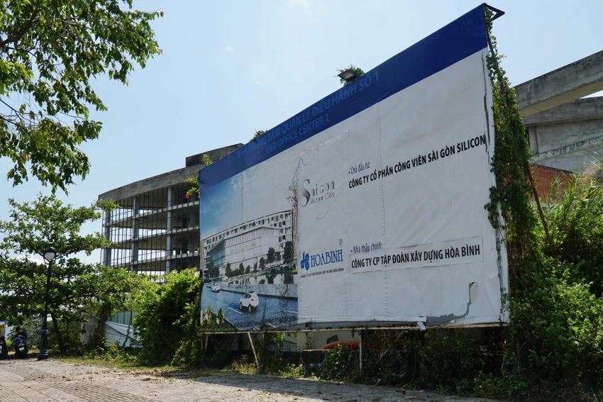 Tuy nhiên, sau 8 năm kể từ ngày động thổ, dự án đã dừng thi công. Ảnh: BẢO PHƯƠNG Tuy nhiên, sau 8 năm kể từ ngày động thổ, dự án đã dừng thi công. Ảnh: BẢO PHƯƠNG