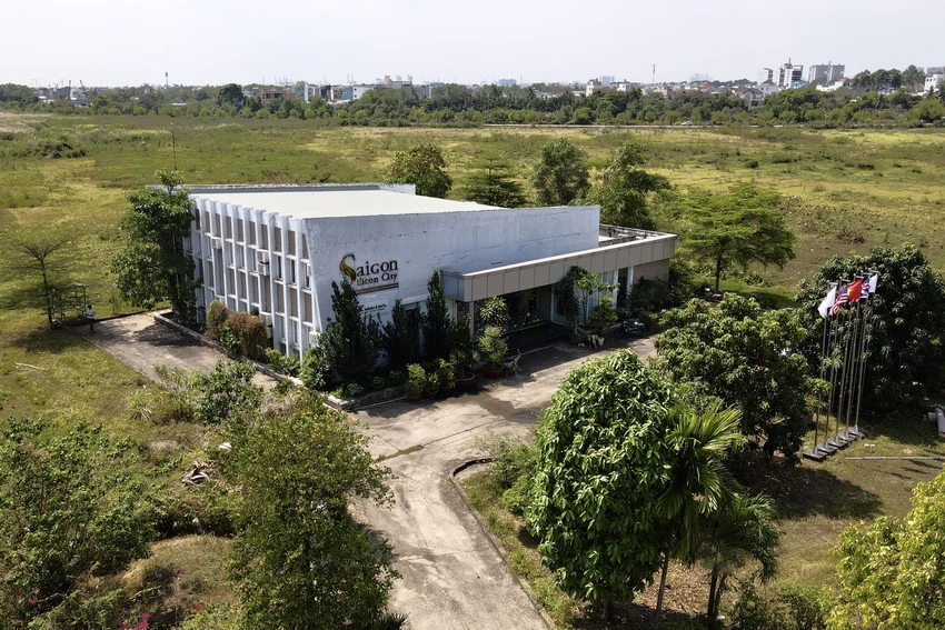 Tòa nhà Saigon Silicon City Center là trung tâm nghiên cứu và phát triển (R&D) của dự án Saigon Silicon. Đây là tòa nhà duy nhất được xây dựng hoàn chỉnh trong dự án. Ảnh: BẢO PHƯƠNG Tòa nhà Saigon Silicon City Center là trung tâm nghiên cứu và phát triển (R&D) của dự án Saigon Silicon. Đây là tòa nhà duy nhất được xây dựng hoàn chỉnh trong dự án. Ảnh: BẢO PHƯƠNG