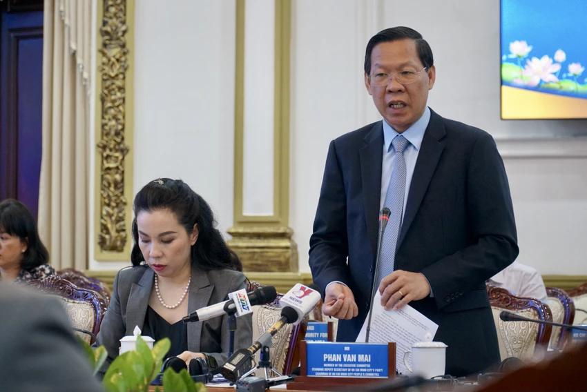 Chủ tịch UBND TP.HCM Phan Văn Mãi trả lời các DN. Ảnh: BẢO PHƯƠNG Chủ tịch UBND TP.HCM Phan Văn Mãi trả lời các DN. Ảnh: BẢO PHƯƠNG