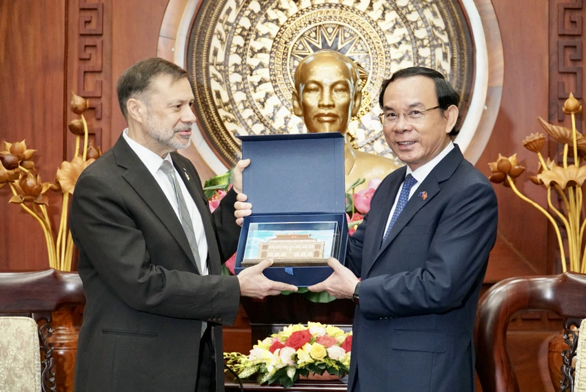 Bí thư Thành ủy TP.HCM Nguyễn Văn Nên tiếp ông Andrew Goledzinowski, Đại sứ Úc tại Việt Nam. Ảnh: BẢO PHƯƠNG Bí thư Thành ủy TP.HCM Nguyễn Văn Nên tiếp ông Andrew Goledzinowski, Đại sứ Úc tại Việt Nam. Ảnh: BẢO PHƯƠNG