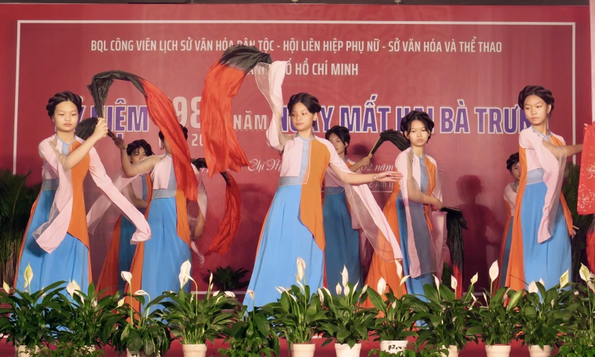 Chương trình sân khấu hóa về lịch sử Hai Bà Trưng do các em học sinh Trường Trung học cơ sở Hai Bà Trưng, Quận 3 biểu diễn. Ảnh: BP Chương trình sân khấu hóa về lịch sử Hai Bà Trưng do các em học sinh Trường Trung học cơ sở Hai Bà Trưng, Quận 3 biểu diễn. Ảnh: BP