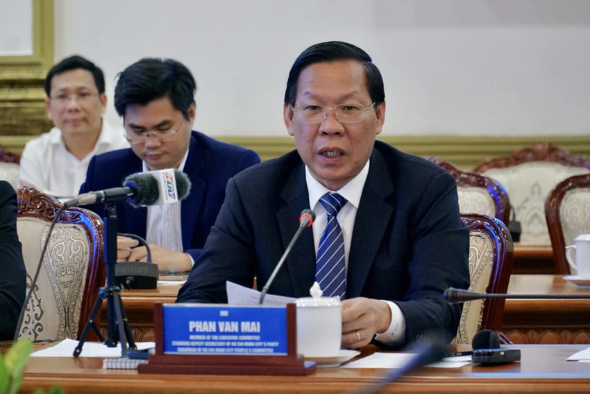 Chủ tịch UBND TP.HCM Phan Văn Mãi chia sẻ với các DN Hà Lan tại tọa đàm. Ảnh: BẢO PHƯƠNG Chủ tịch UBND TP.HCM Phan Văn Mãi chia sẻ với các DN Hà Lan tại tọa đàm. Ảnh: BẢO PHƯƠNG