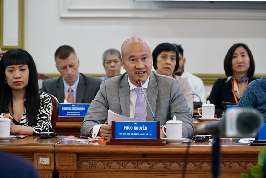 Ông Phúc Nguyễn, Chủ tịch Hiệp hội DN Hà Lan, nêu ý kiến tại tọa đàm. Ảnh: BẢO PHƯƠNG Ông Phúc Nguyễn, Chủ tịch Hiệp hội DN Hà Lan, nêu ý kiến tại tọa đàm. Ảnh: BẢO PHƯƠNG