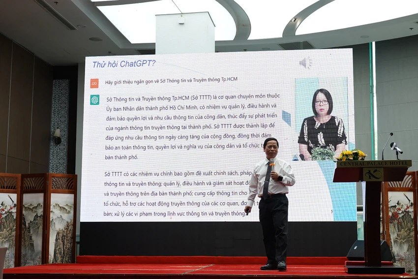 PGS. TS Đinh Điền với phần chia sẻ về “ChatGPT và những hướng ứng dụng trong hệ thống dịch vụ công trực tuyến”. Ảnh: BẢO PHƯƠNG PGS. TS Đinh Điền với phần chia sẻ về “ChatGPT và những hướng ứng dụng trong hệ thống dịch vụ công trực tuyến”. Ảnh: BẢO PHƯƠNG