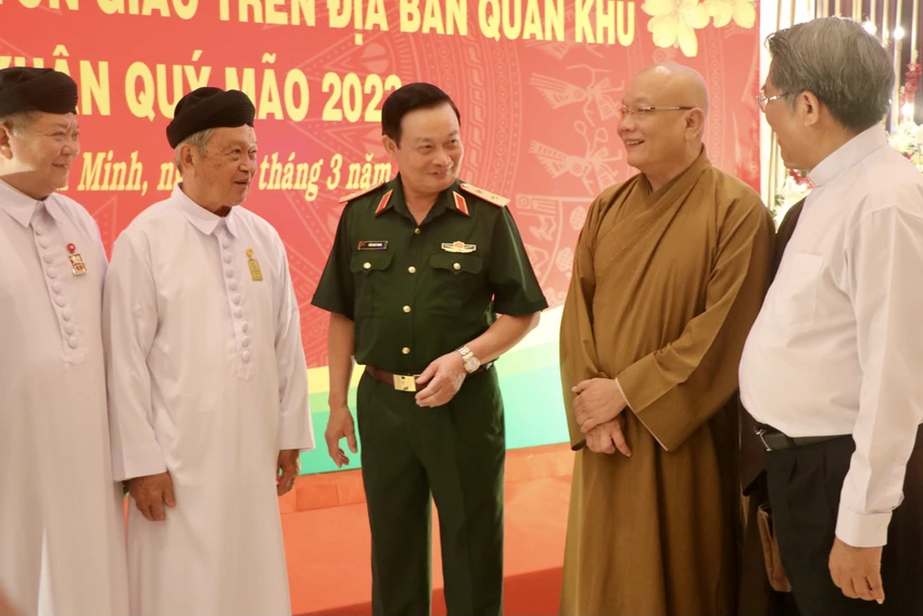 Trung tướng Trần Hoài Trung gặp mặt đại biểu chức sắc tôn giáo trên địa bàn nhân dịp đầu Xuân Qúy Mão 2023. Ảnh: PHƯƠNG ĐẶNG