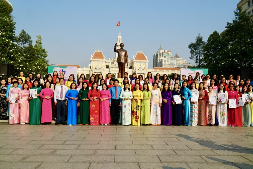 Các đại biểu chụp hình kỷ niệm tại Tượng đài Chủ tịch Hồ Chí Minh. Ảnh: BẢO PHƯƠNG
