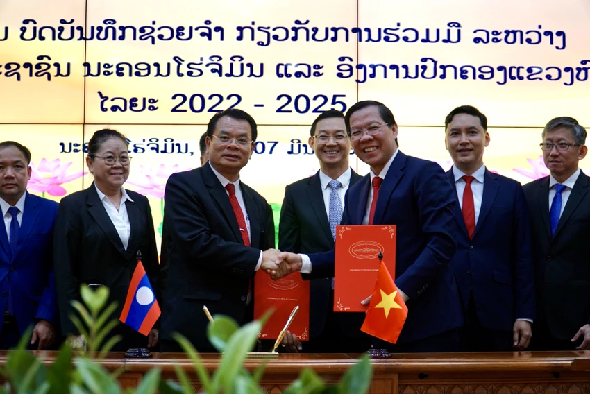 Chủ tịch UBND TP.HCM cùng ông Văn Xay Pheng Xum Ma, Bí thư, Tỉnh trưởng tỉnh Hủa Phăn (Lào) ký kết Bản ghi nhớ hợp tác giữa TP.HCM và tỉnh Hủa Phăn giai đoạn 2022 – 2025. Ảnh: BP