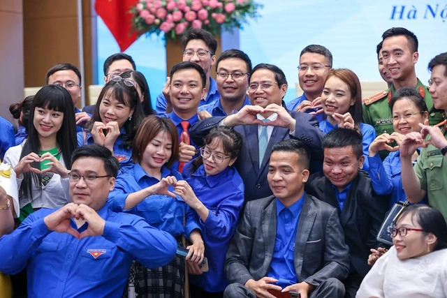 Thủ tướng Phạm Minh Chính chụp ảnh kỷ niệm cùng các đại biểu thanh niên. Ảnh: VGP Thủ tướng Phạm Minh Chính chụp ảnh kỷ niệm cùng các đại biểu thanh niên. Ảnh: VGP