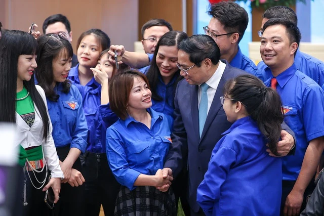 Thủ tướng Phạm Minh Chính giao lưu, trò chuyện với các đại biểu thanh niên tham dự Hội nghị đối thoại. Ảnh: VGP Thủ tướng Phạm Minh Chính giao lưu, trò chuyện với các đại biểu thanh niên tham dự Hội nghị đối thoại. Ảnh: VGP