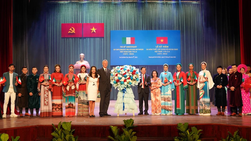 Các đại biểu giao lưu tại lễ kỷ niệm. Ảnh: BẢO PHƯƠNG Các đại biểu giao lưu tại lễ kỷ niệm