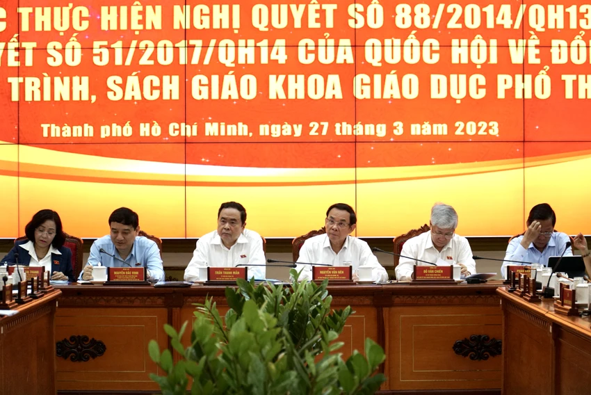 Đoàn giám sát Ủy ban Thường vụ Quốc hội do ông Trần Thanh Mẫn, Phó Chủ tịch Thường trực Quốc hội dẫn đầu (thứ 3 từ trái qua) làm việc với lãnh đạo UBND TP.HCM. Ảnh: BẢO PHƯƠNG chuong trinh GDPT moi 2018