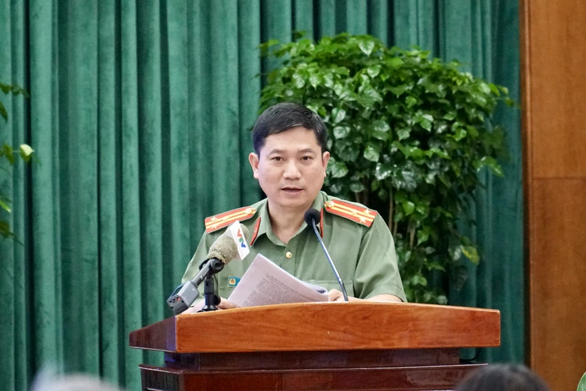 Thượng tá Lê Mạnh Hà, Phó Trưởng phòng Tham mưu Công an TP.HCM thông tin về khó khăn, vướng mắc và giải pháp để nâng cao hiệu quả thực hiện Đề án 06. Ảnh: BP