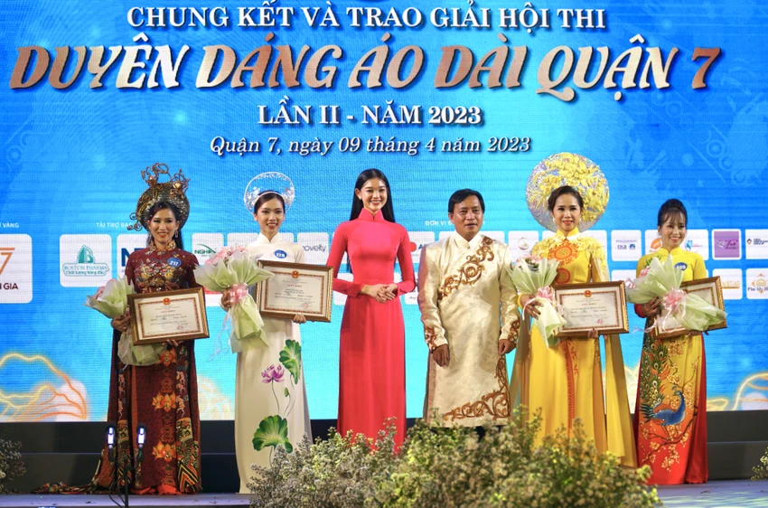 2 thí sinh và 2 tập thể đạt giải ba tại hội thi. Ảnh: BP 2 thí sinh và 2 tập thể đạt giải ba tại hội thi. Ảnh: BP