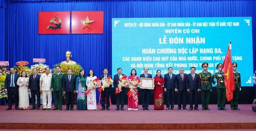 Đảng bộ, chính quyền huyện Củ Chi đón nhận Huân chương Độc lập hạng Ba. Ảnh: BẢO PHƯƠNG Đảng bộ, chính quyền huyện Củ Chi đón nhận Huân chương Độc lập hạng Ba. Ảnh: BẢO PHƯƠNG