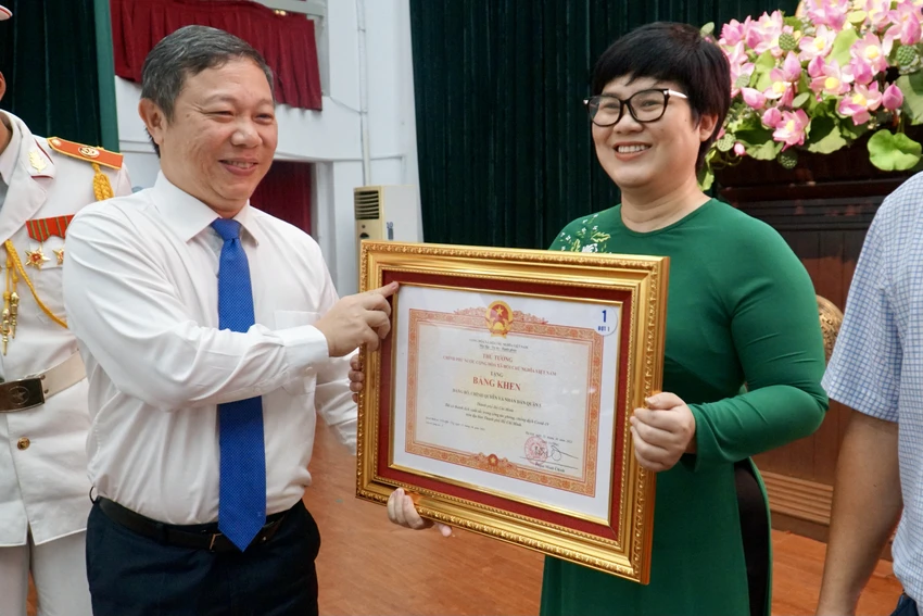 Phó Chủ tịch UBND TP.HCM Dương Anh Đức trao bằng khen của Thủ tướng Chính phủ cho quận 5 vì đã có thành tích xuất sắc trong công tác phòng chống dịch COVID-19. Ảnh: BẢO PHƯƠNG Phó Chủ tịch UBND TP.HCM Dương Anh Đức trao bằng khen của Thủ tướng Chính phủ cho quận 5 vì đã có thành tích xuất sắc trong công tác phòng chống dịch COVID-19