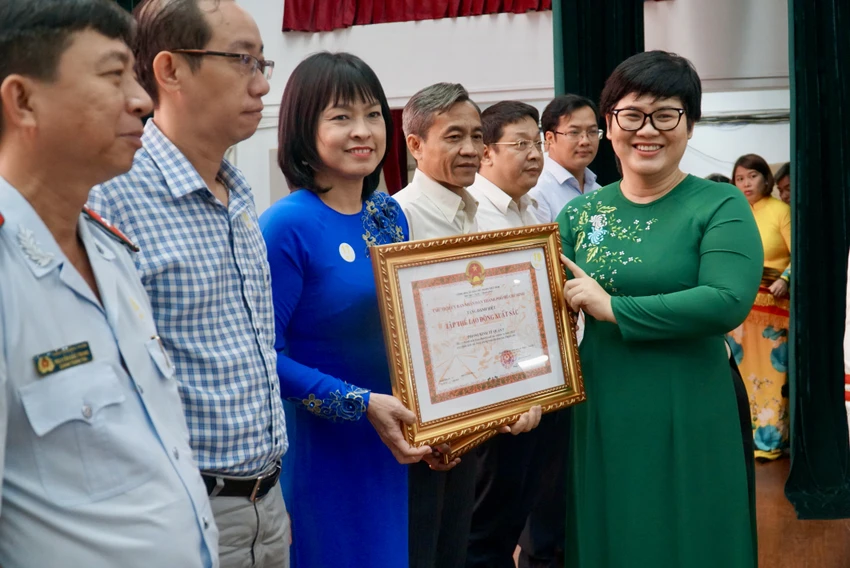 Chủ tịch UBND quận 5 Trương Minh Kiều trao bằng khen Danh hiệu Tập thể Lao động xuất sắc năm 2022 của UBND TP cho các tập thể. Ảnh: BẢO PHƯƠNG Chủ tịch UBND quận 5 Trương Minh Kiều trao bằng khen Danh hiệu Tập thể Lao động xuất sắc năm 2022 của UBND TP cho các tập thể