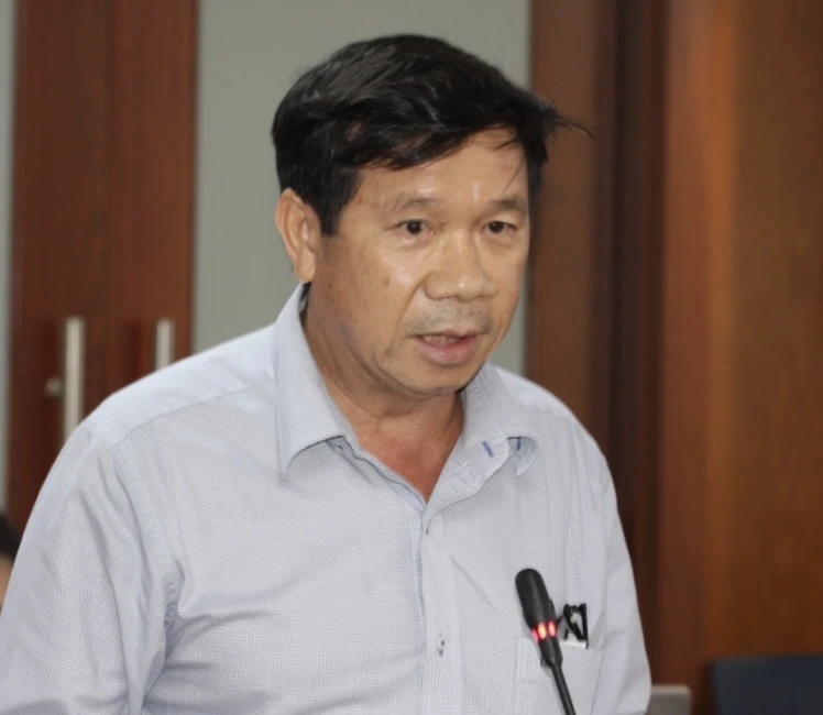 Ông Phạm Minh Hải, Phó Giám đốc Trung tâm quản lý hạ tầng kỹ thuật TP.HCM có thông tin về việc xử lý các tuyến đường hư hỏng, biển báo giao thông bị che khuất. Ảnh: T.N