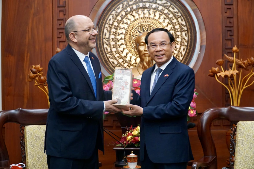 Bí thư Nguyễn Văn Nên trao quà lưu niệm cho tân Đại sứ Thomas Gass. Ảnh: BẢO PHƯƠNG Bí thư Nguyễn Văn Nên trao quà lưu niệm cho tân Đại sứ Thomas Gass. Ảnh: BẢO PHƯƠNG