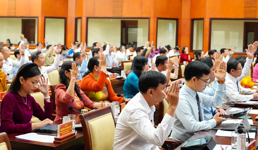 Các đại biểu HĐND TP.HCM biểu quyết thông qua các nghị quyết. Ảnh: B.P Các đại biểu HĐND TP.HCM biểu quyết thông qua các nghị quyết. Ảnh: B.P